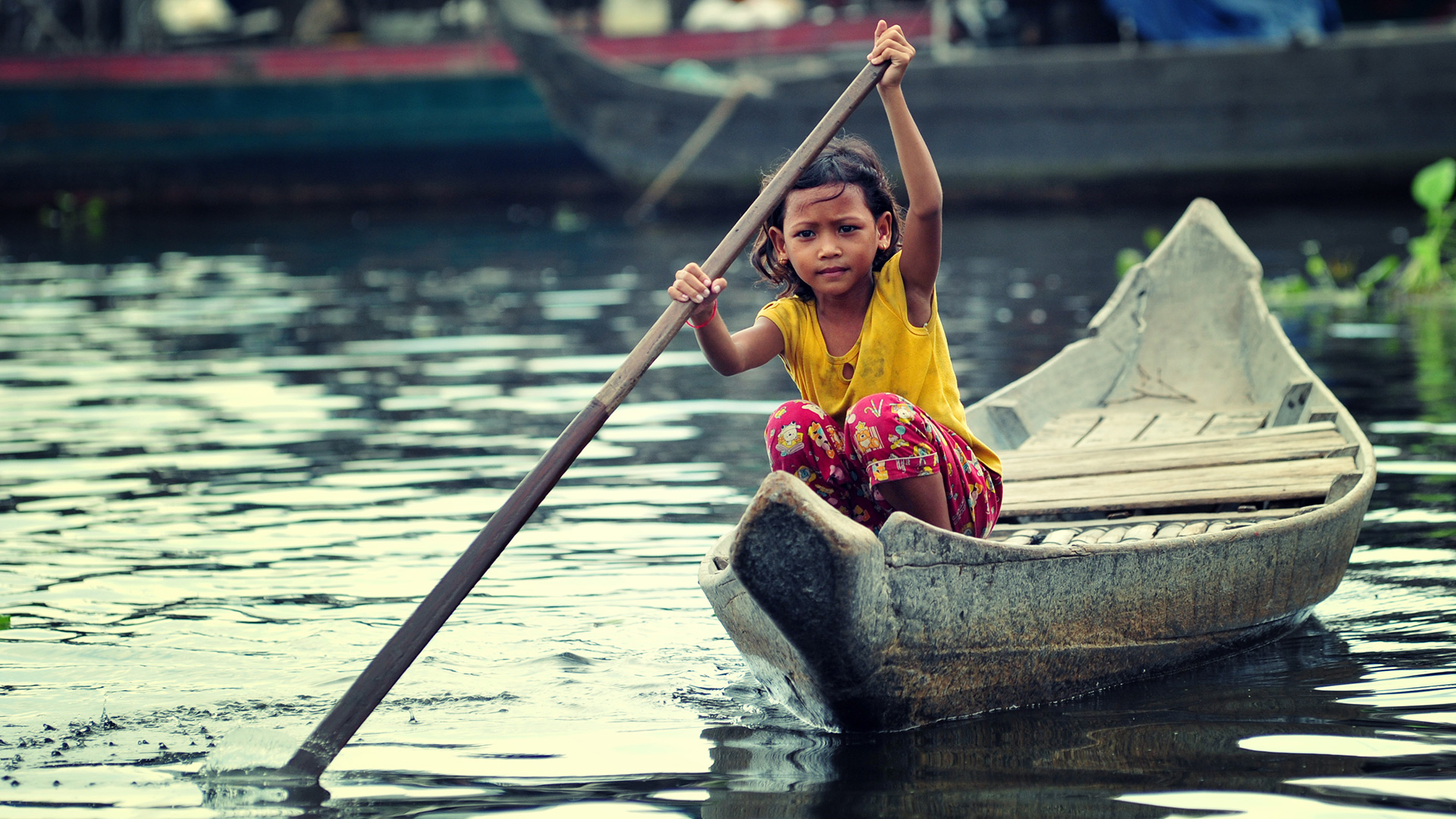 Dzieci mieszkające na wodach Tonle Sap w Kambodży